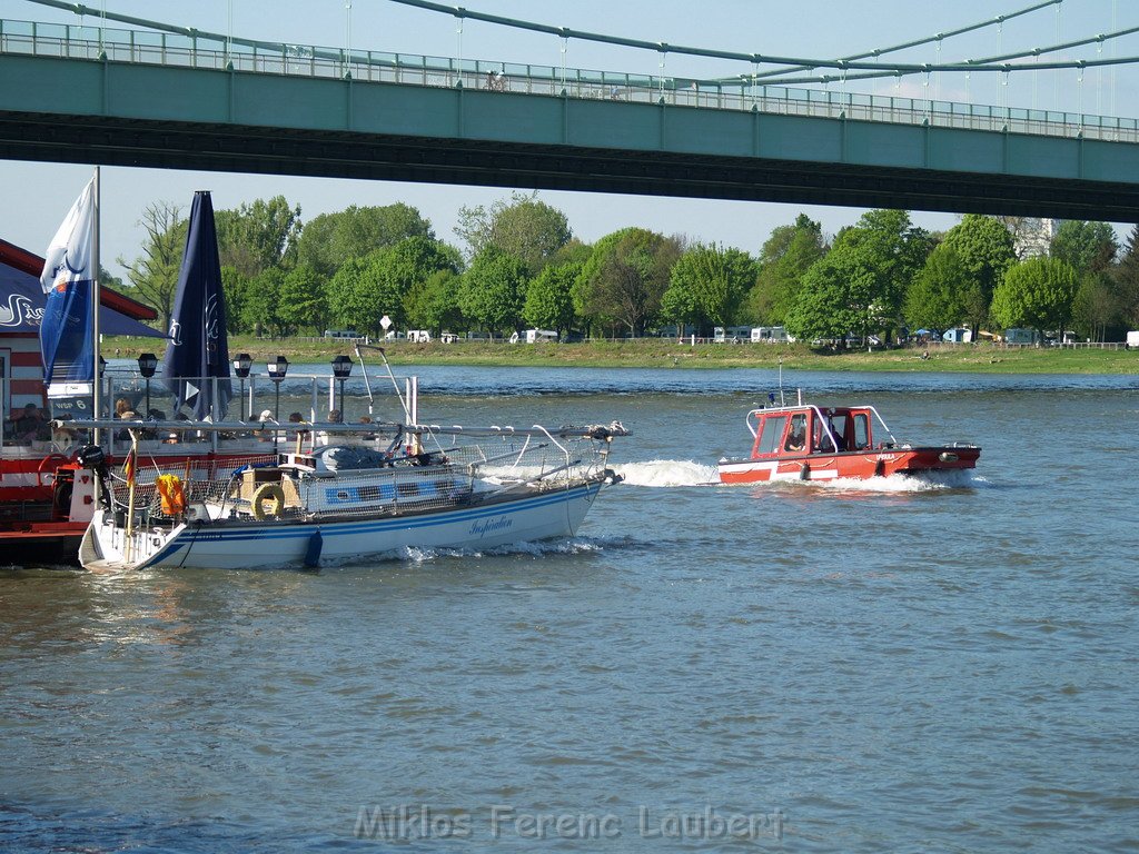 Motor Segelboot mit Motorschaden trieb gegen Alte Liebe bei Koeln Rodenkirchen P086.JPG